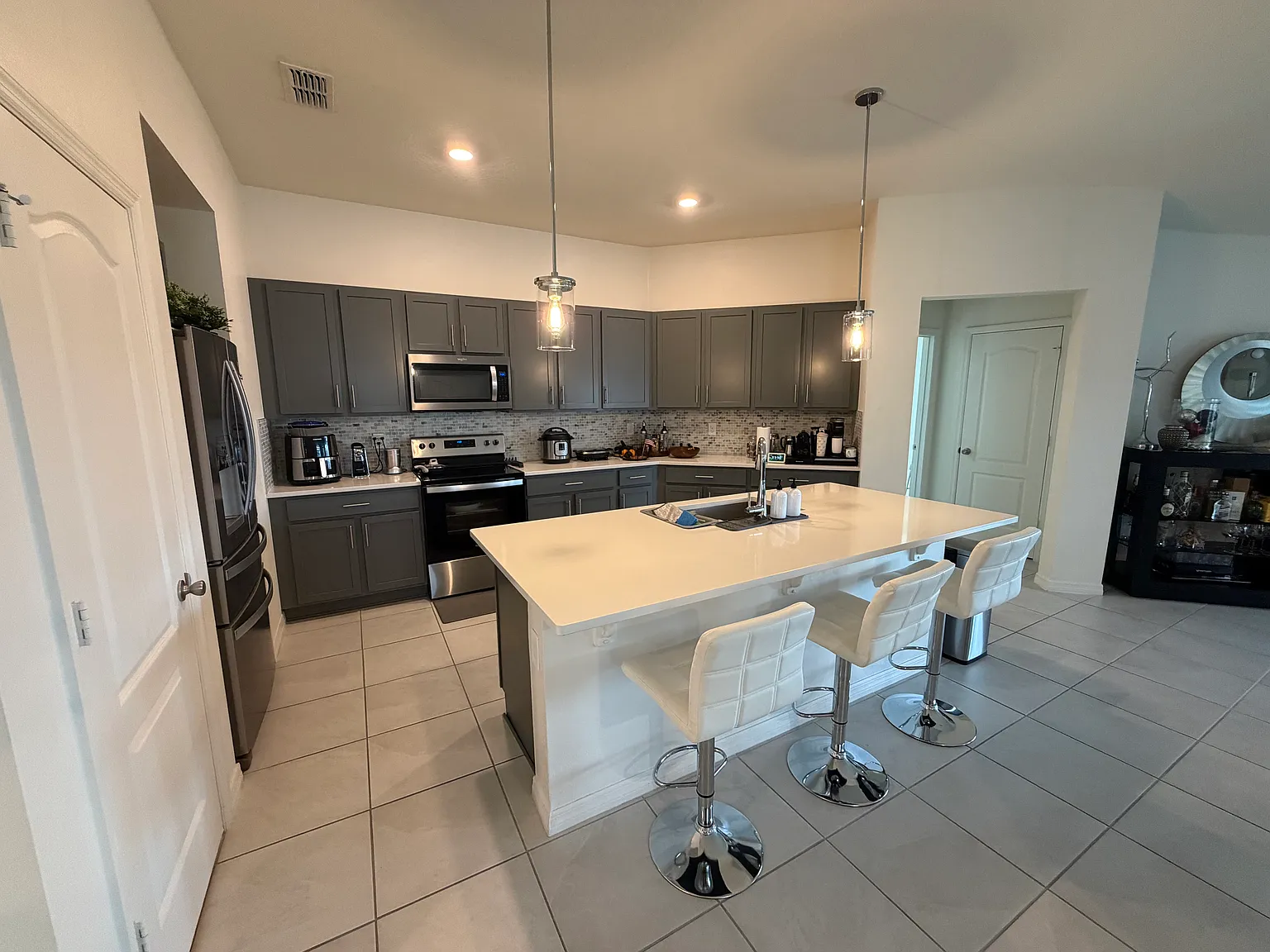 4 bed, 2004 sqft, $2,200 — Photo 4
