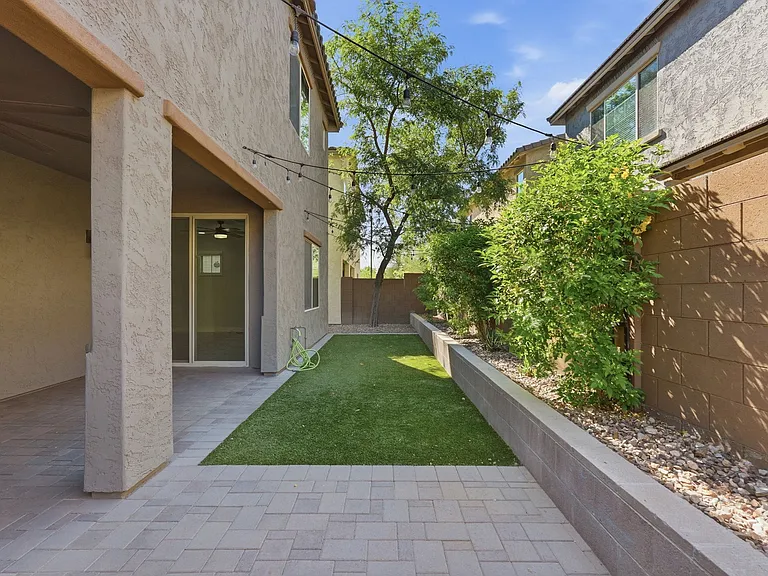 216 E Beatryce St — Photo 37
