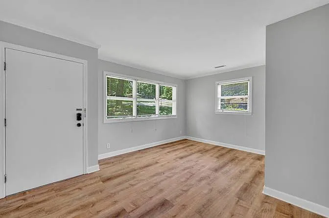 Kingsway Cir — Photo 3