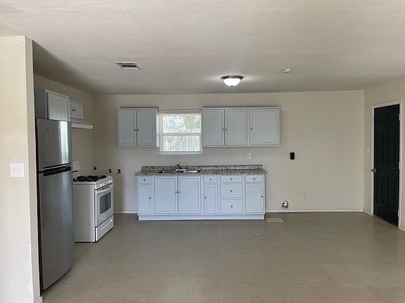 5th image of 208 Graham St