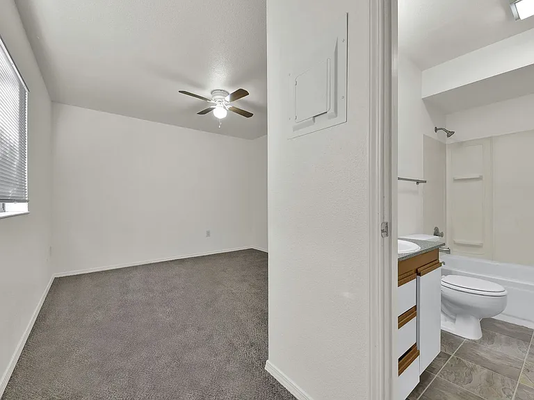 Hilton Street Apartments — Photo 38