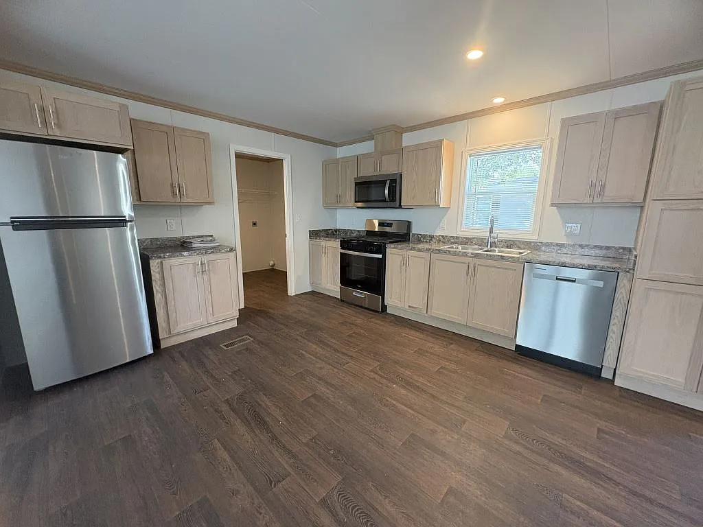 4 bed, 2.0 bath, 1456 sqft, $690 — Photo 2