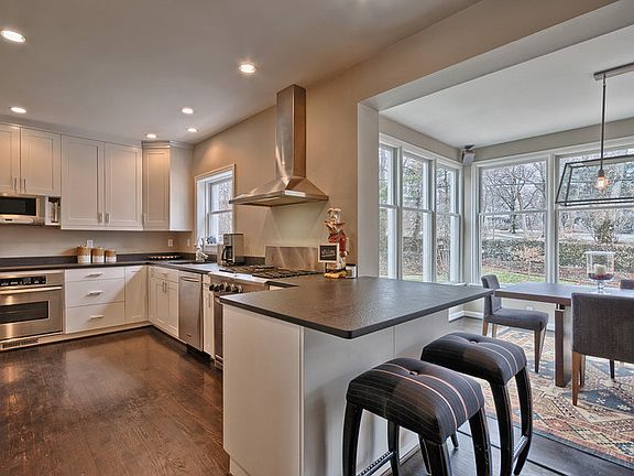 5th image of 1129 Surrey Hills Dr