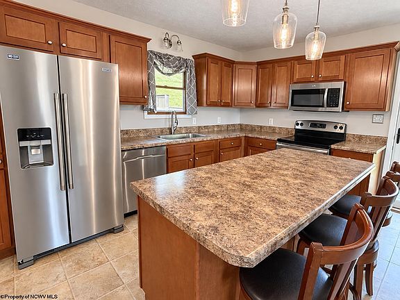 17th image of 13 Silver Maple Ln