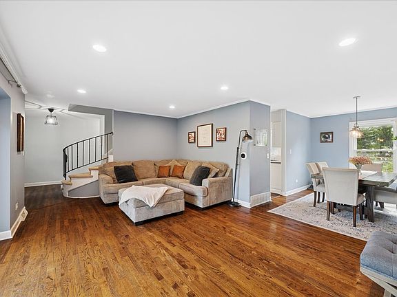 3rd image of 481 Sussex Ct