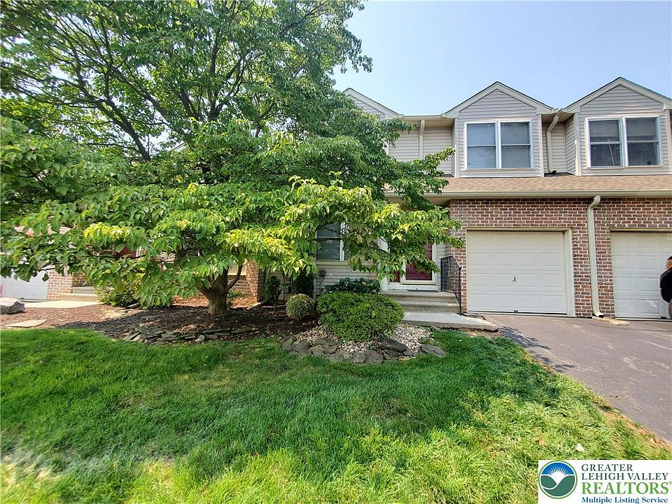 1st image of 324 Surrey Pl #324