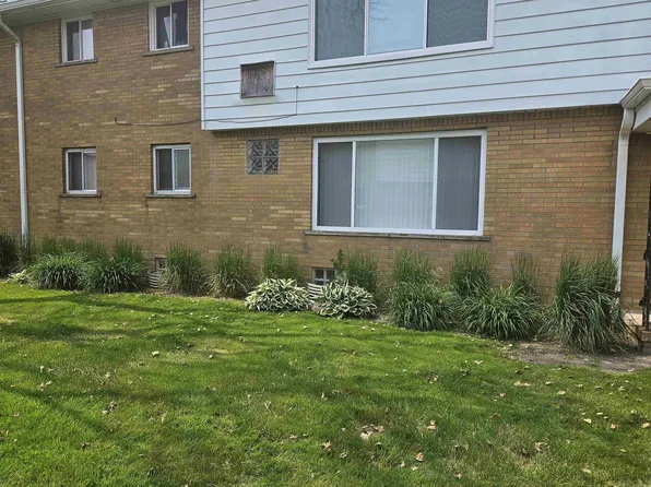 20812 Littlestone Rd, Harper Woods, MI 48225