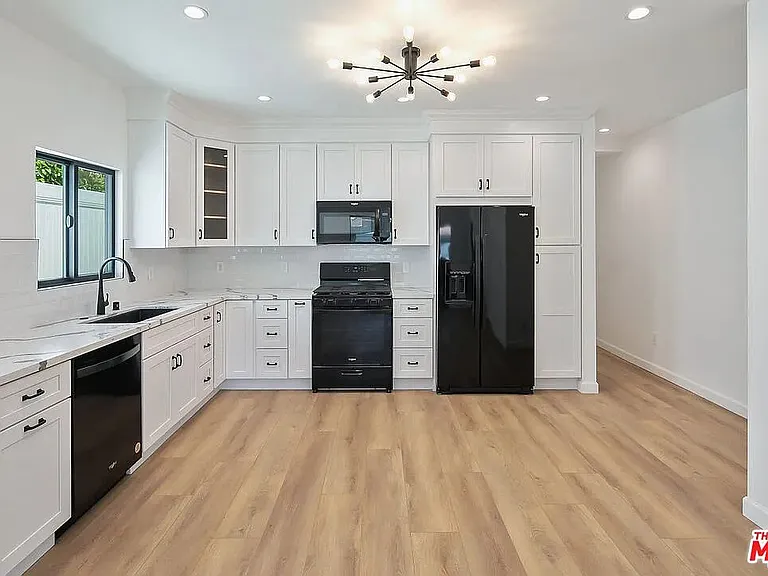 820 N Genesee Ave — Photo 3