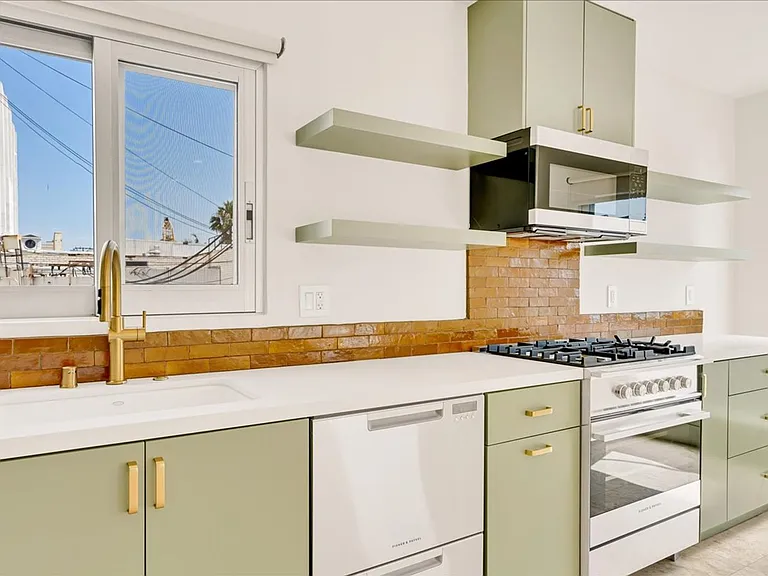 210 S Hamilton Dr #9 — Photo 4