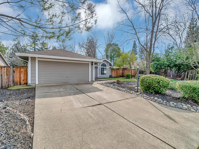 1060 Saint Andrews Dr — Photo 2