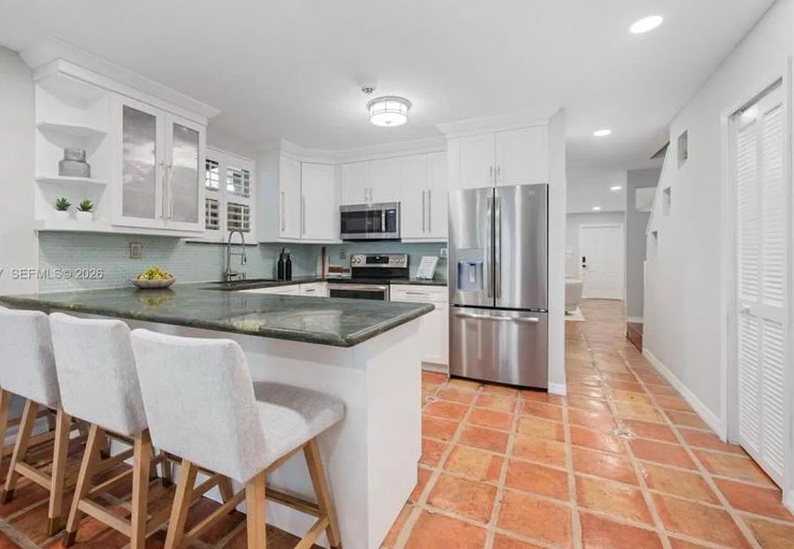 3 bed, 2.5 bath, 1730 sqft, $7,900 — Photo 3