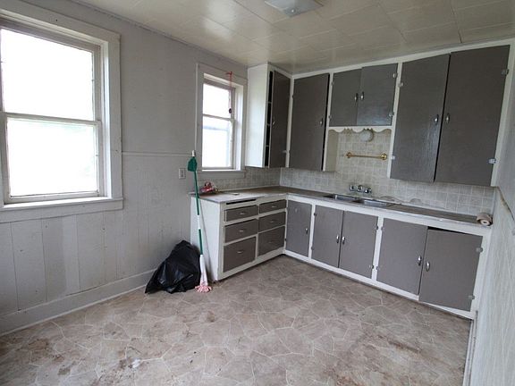 3rd image of 801 E 1st St
