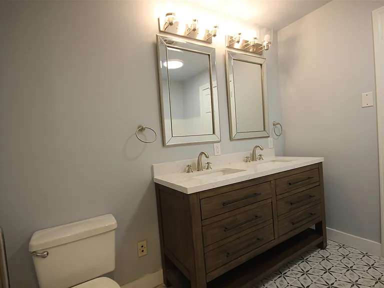 2206 W 10th St — Photo 13