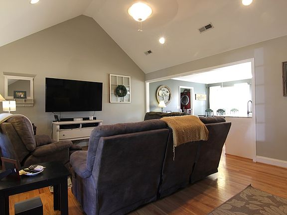 4th image of 101 Clifton St