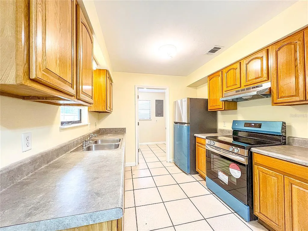 3 bed, 2.0 bath, 1080 sqft, $1,600 — Photo 4