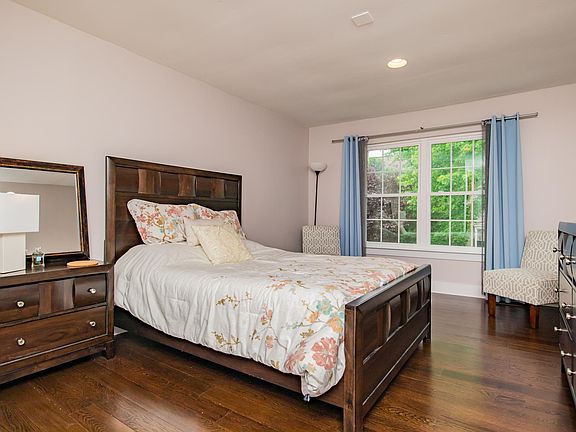 4th image of 15 Aspen Ct