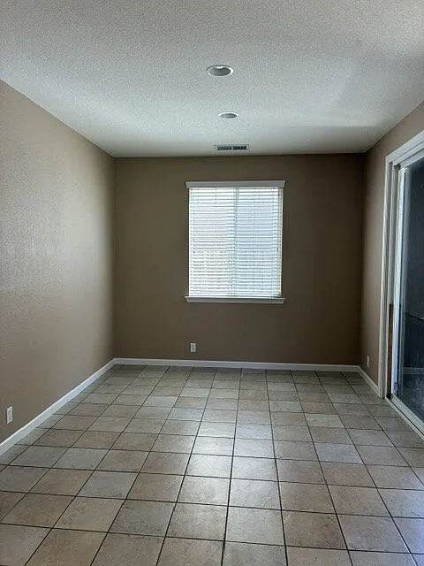 6 bed, 3.5 bath, 3291 sqft, $2,975 — Photo 4