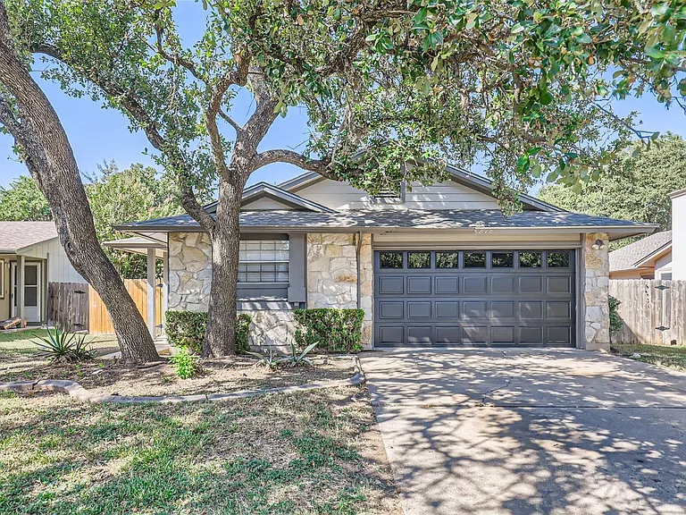 5810 Avery Island Ave — Photo 2