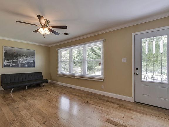 4th image of 2201 Juniper Dr