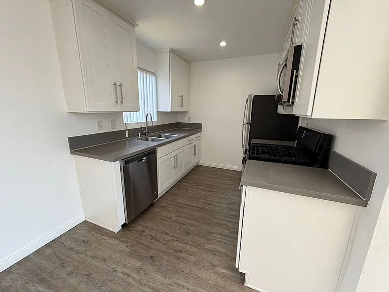 Midvale Los Angeles Apartments LLC — Photo 4