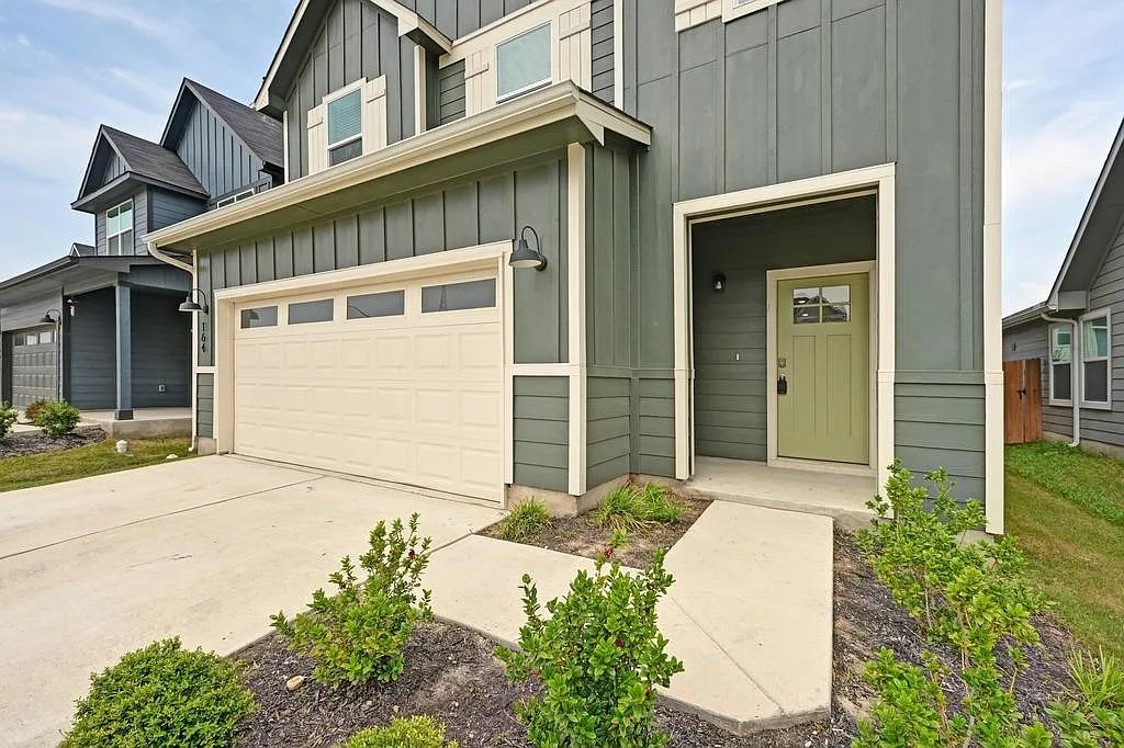 4 bed, 2.5 bath, 1972 sqft, $1,950 — Photo 3
