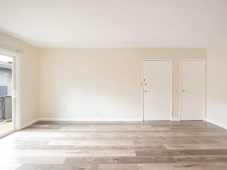 648 N Hayworth Ave — Photo 3
