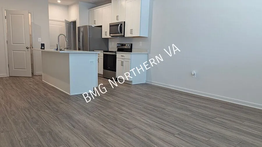 Modern 3 Bed 2.5 Bath Interior Townhome In Neabsco Landing Condominium — Photo 2