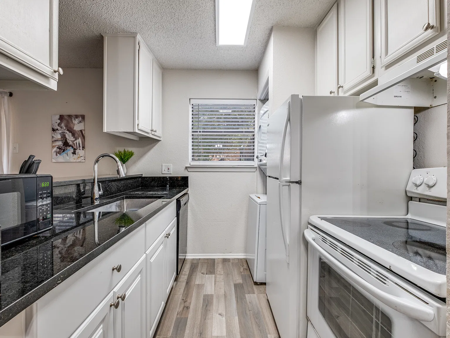 2 bed, 717 sqft, $1,900 — Photo 3
