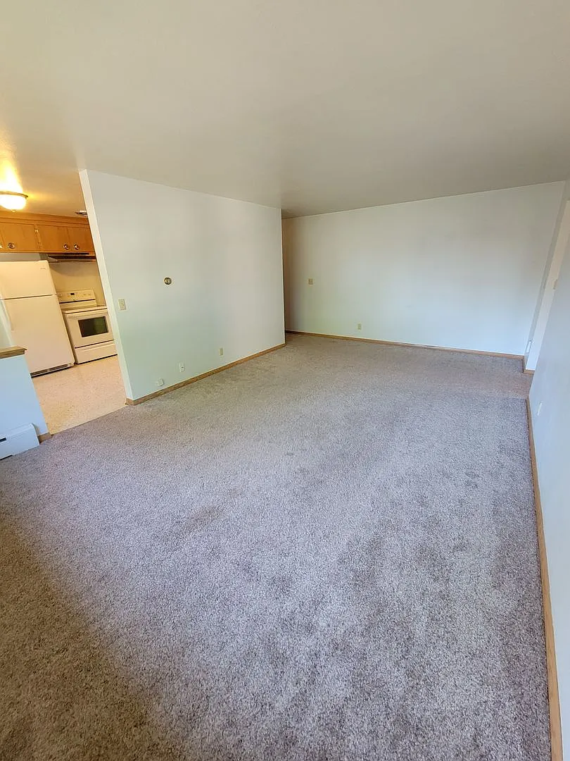319 E Harris St — Photo 2