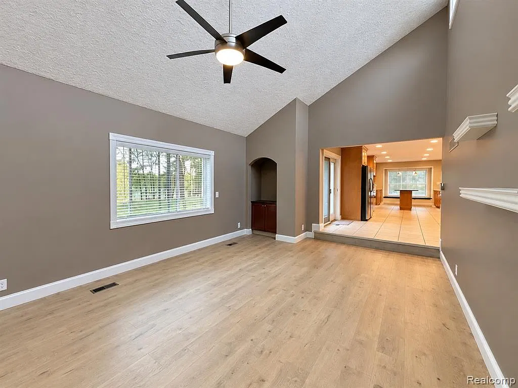 4 bed, 2.0 bath, 2505 sqft, $2,800 — Photo 2