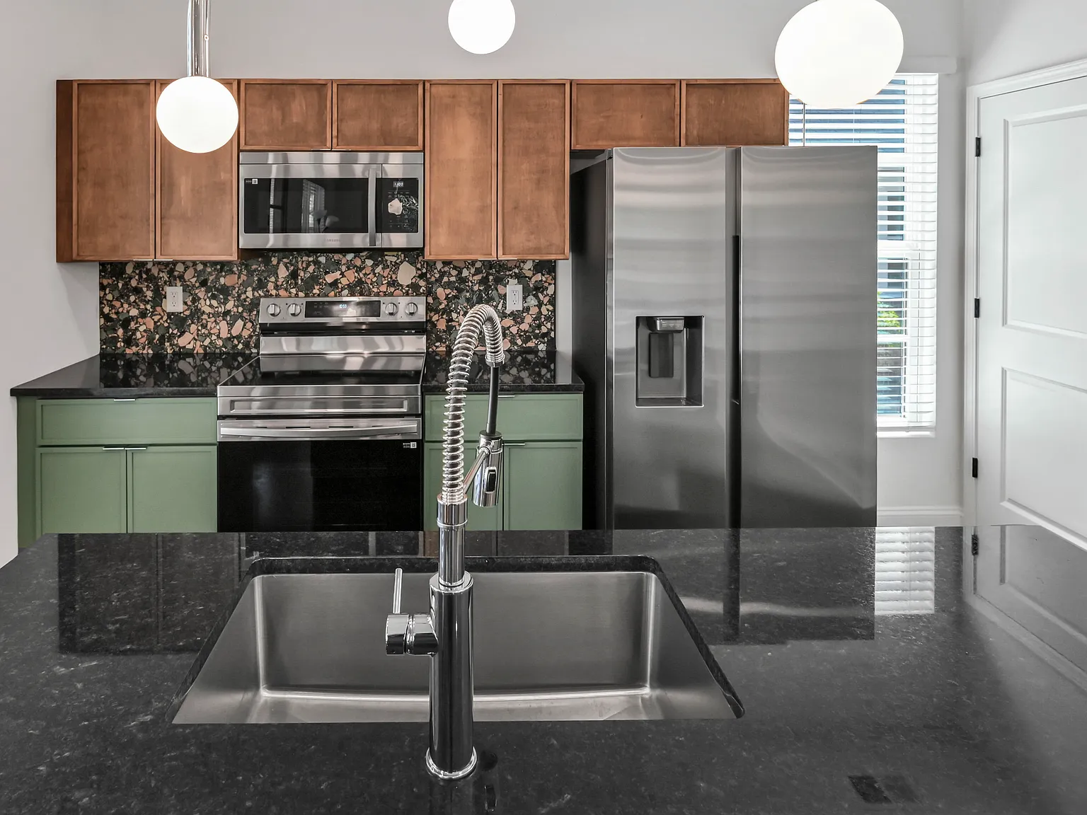 8 bed, 1600 sqft, $8,900 — Photo 3