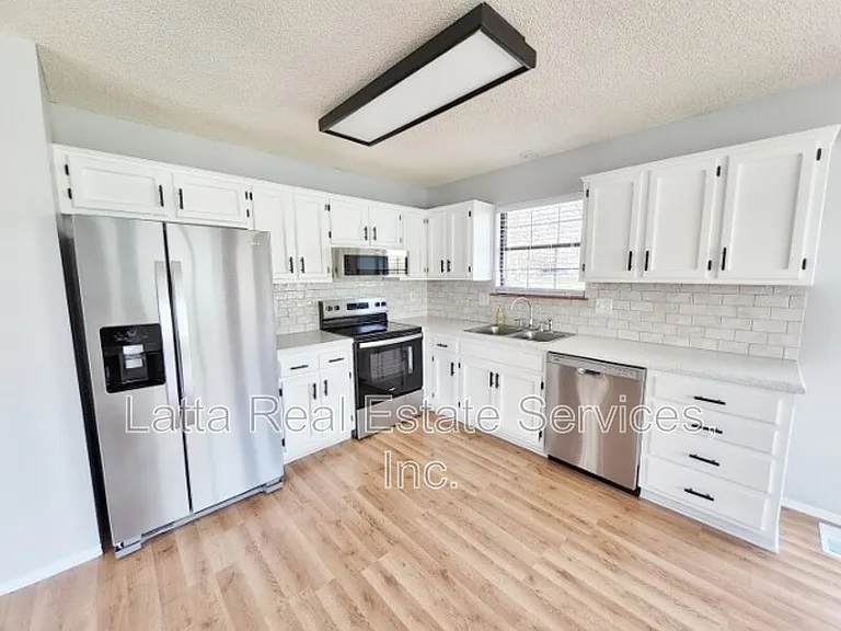 228 SE Bristol Dr — Photo 7
