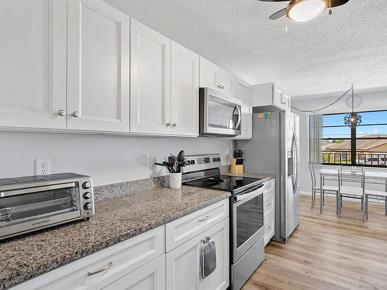 4711 SE 5th Ave #10 — Photo 9