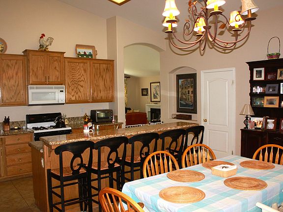 Open kitchen/breakfast bar