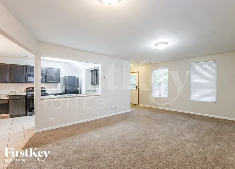1028 Four Seasons Blvd — Photo 3