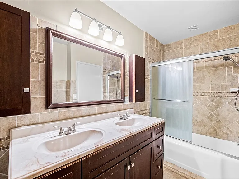 542 N Waverly St — Photo 24