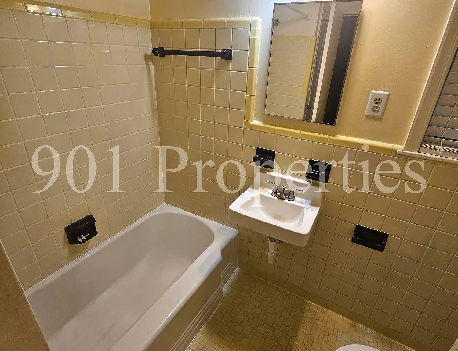 3 bed, 1200 sqft, $1,765 — Photo 4