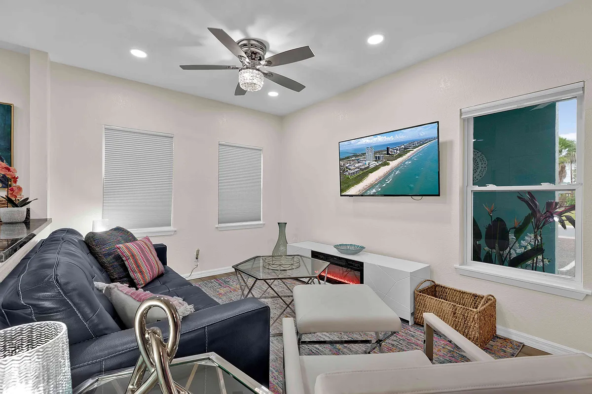 Building Photo - 111 E Hibiscus St #2