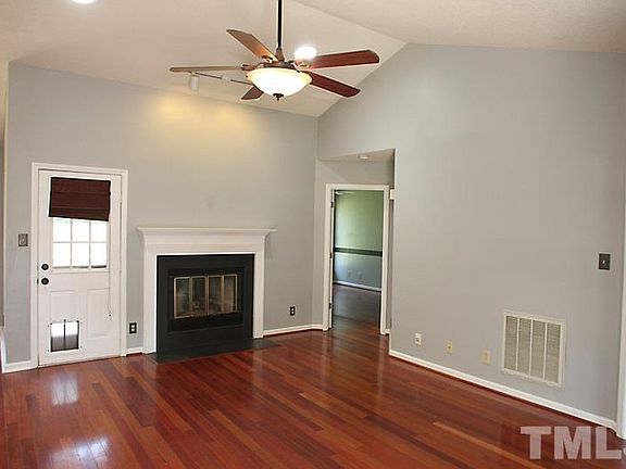 2nd image of 10 Meetinghouse Ln