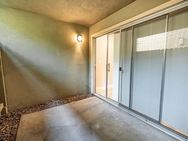 2712 E Street — Photo 12