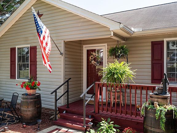 2nd image of 521 Marian Pl