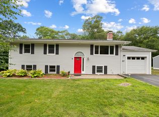 41 Laurel Leaf Dr, Gales Ferry, CT 06335