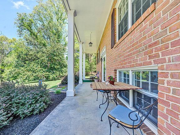 3rd image of 3377 Woodland Dr