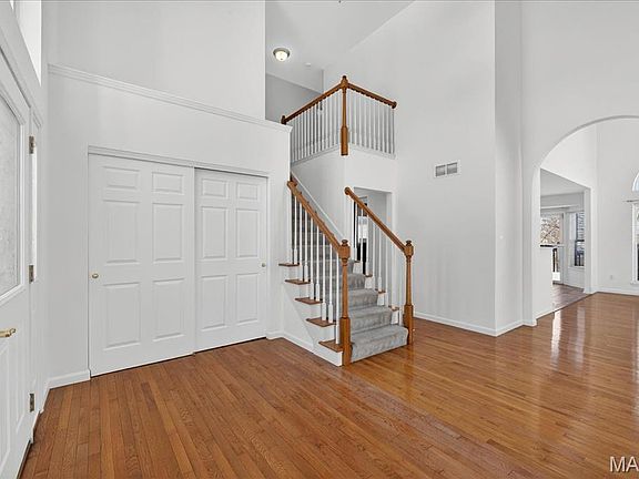 5th image of 221 Schroeder Grove Dr