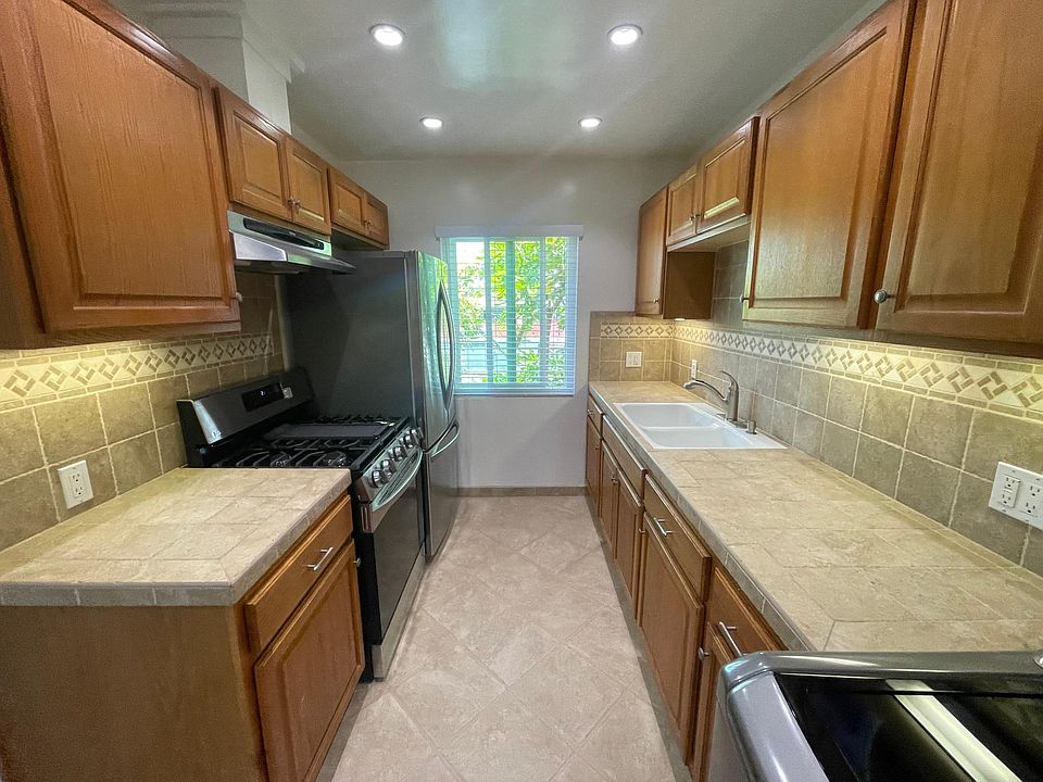1st image of 945 N Inglewood Ave #3