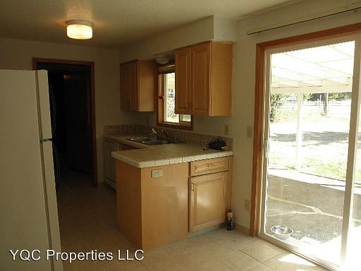 5th image of 717 SE 105th Ave
