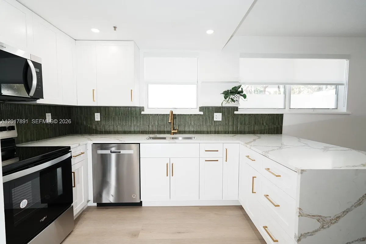 Building Photo - 3052 SW 27th Ave #102