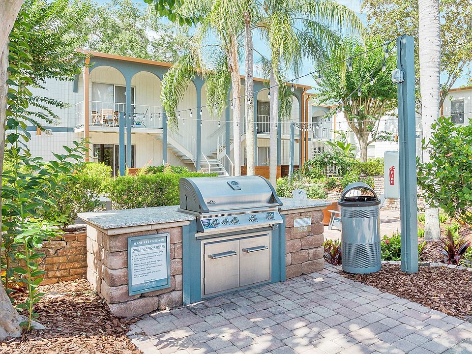 Outdoor Kitchen with Grill