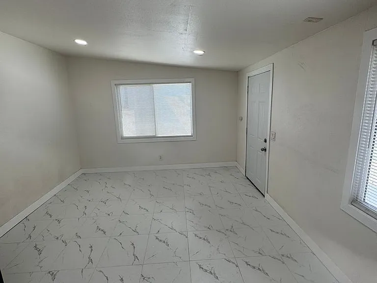 819 S Cypress Ave — Photo 31