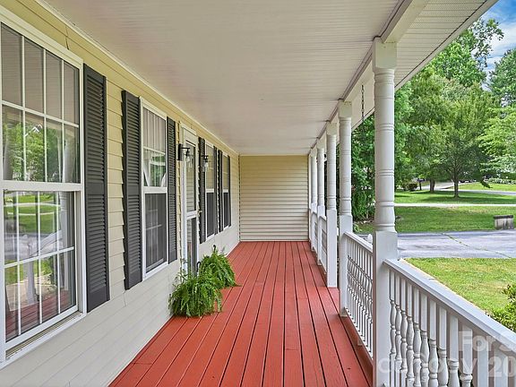 3rd image of 51 Jericho Ridge Rd